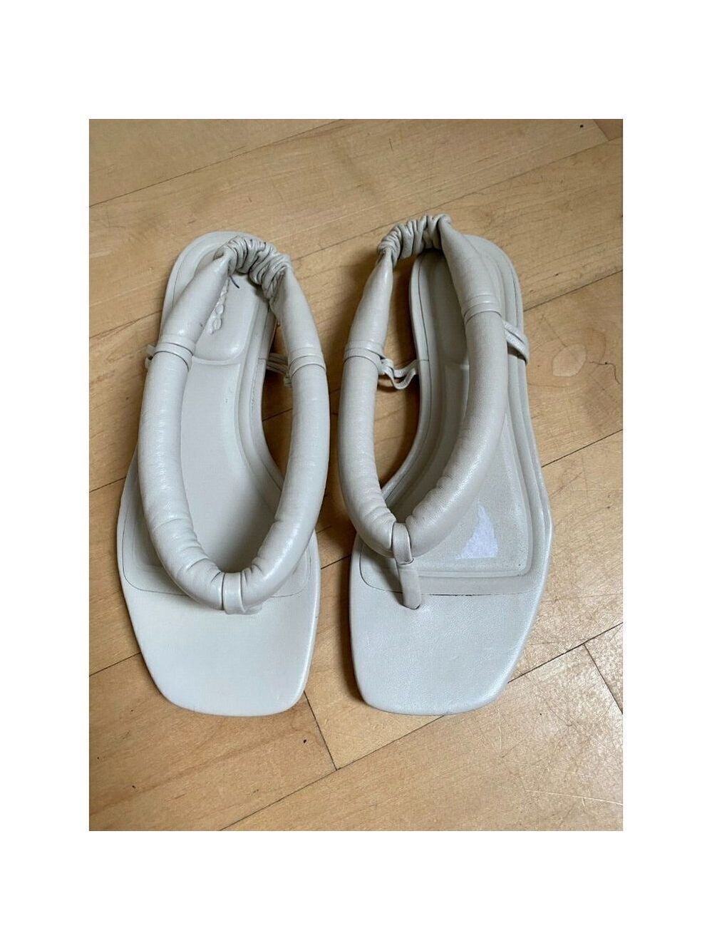 VINCE Women's Ivory "Denton" Sandals Puffy Leather Thong Flats - Picture 2 of 7